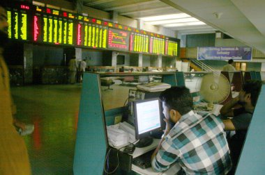 Pakistanlı borsacı Istanbul Menkul Kıymetler Borsası (Kse bir seans sırasında ticaret ile meşgul)