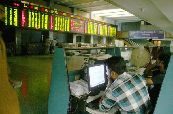 Pialang saham Pakistan sibuk dalam perdagangan selama sesi perdagangan di Bursa Saham Karachi (KSE ) — Stok Foto