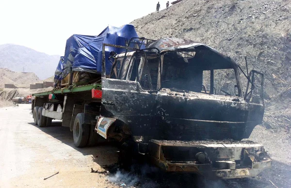 View of burnt truck after an attack as the NATO Supply convoy heading to Afghanistan came under attack in the Jamrud area in the Khyber tribal region — Stock Photo, Image