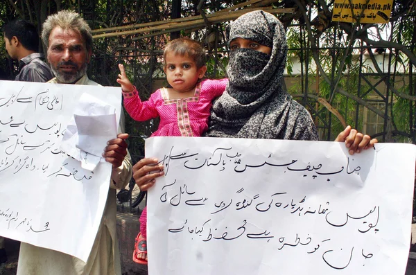 Residents of Rampura chant slogans against their area police officials during protest demonstration at Lahore press club — Stock Photo, Image