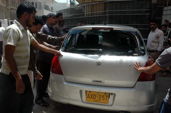 Se reúnen cerca de coche del ingeniero Mohsin Raza Abidi que fue asesinado por pistoleros no identificados en el área de Nazimabad —  Fotos de Stock