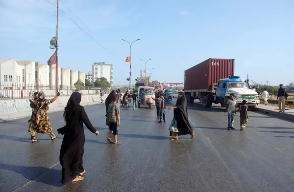 Residents of Layari blocked the road as they are protesting against unrest situation in their locality in front of Rangers headquarter — Stock Photo, Image