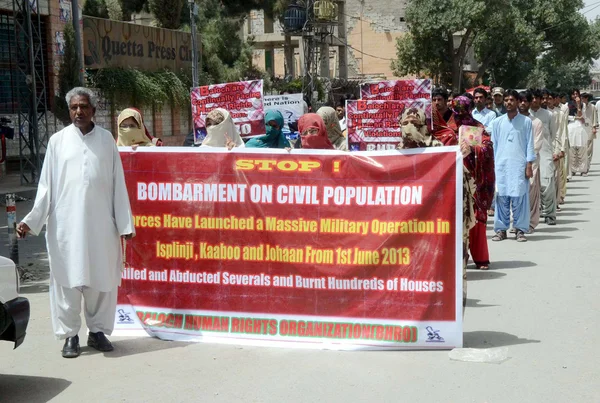 Familiares de personas desaparecidas protestan por la recuperación de sus seres queridos durante una manifestación de protesta organizada por la Organización de Derechos Humanos Baloch —  Fotos de Stock