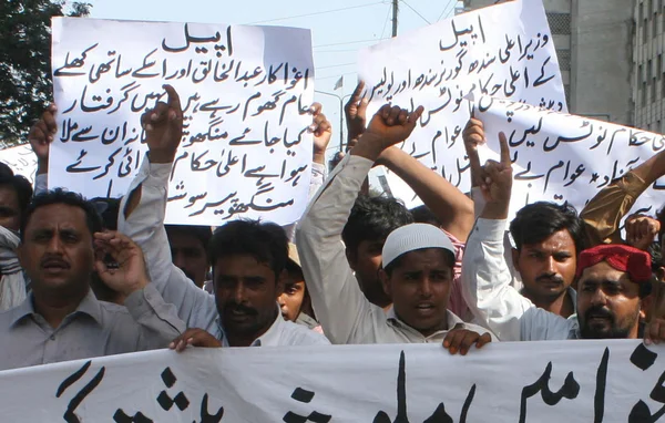 Members of Manghopir Social Unity are protesting against activists of defunct organization, — Stock Photo, Image
