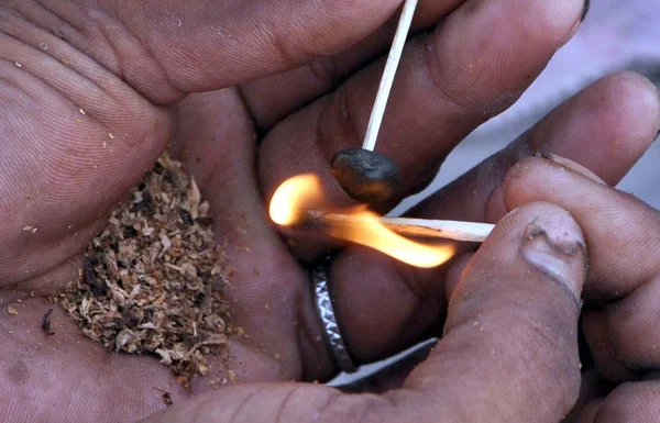 Toxicomanes prenant de la drogue à Essa Nagri à la veille de la Journée mondiale de lutte contre les stupéfiants, à Karachi — Photo