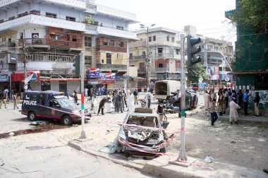 Güvenlik görevlilerinin burns yol Karaçi'de sindh Yüksek Mahkemesi adalet baqar maqbool konvoyu hedef patlayan bir bomba bir site kontrol edin.