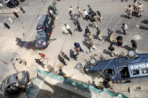Bezpečnostní úředníci prověřili výbuchu bomby, zaměřené na konvoj sindh Nejvyššího soudu spravedlnosti baqar Marie, na popáleniny road v Karáčí — Stock fotografie