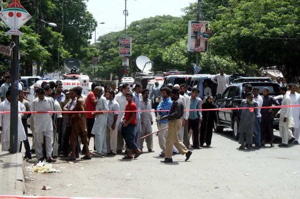 Se reúnen en el lugar de la explosión de una bomba contra el convoy del Juez del Tribunal Superior de Sindh Baqar Maqbool, en Burns Road en Karachi —  Fotos de Stock