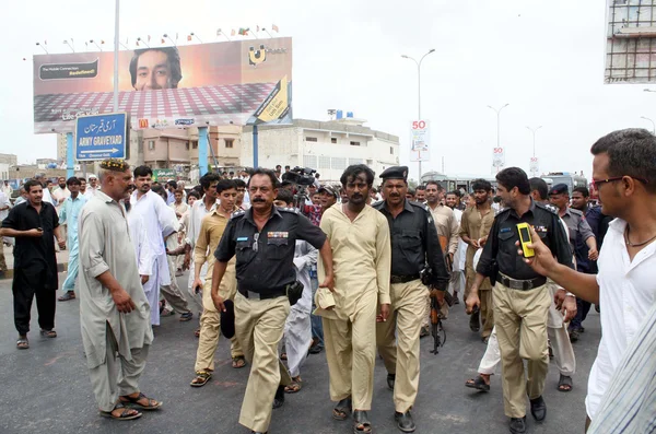 Oficiais da polícia escoltando um homem preso alegado em assassinato de um jovem pertence a Hazara Colony, perto de Kala Pul em Korangi Road — Fotografia de Stock