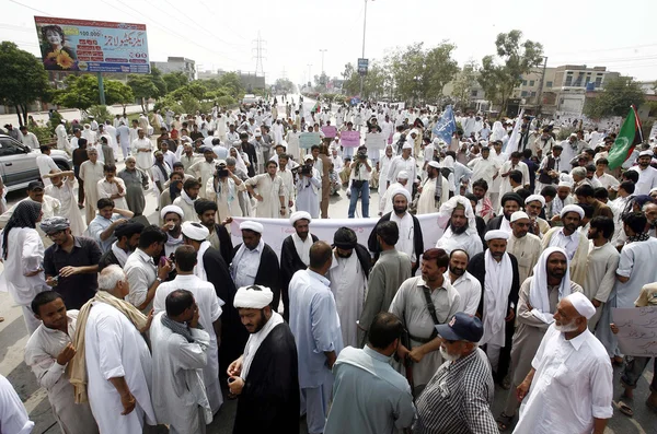 Aanhangers van imamia rabta Raad chant slogans tegen bom ontploffing op madrassa arif hussaini en veeleisende tot arrestatie van de vermeende personeel in bom ontploffing — Stockfoto