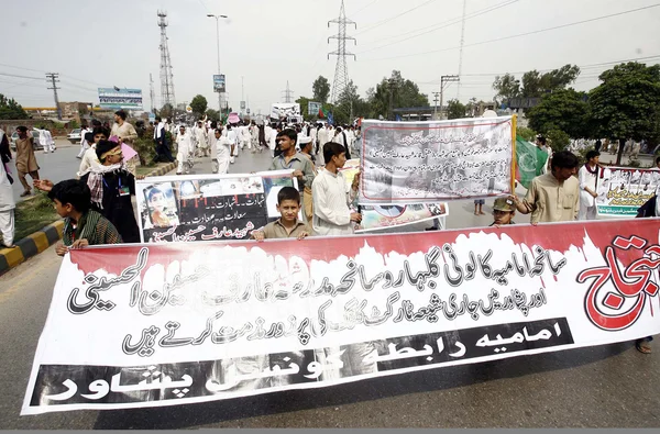 Supporters of Imamia Rabta Council chant slogans against bomb blast at Madrassa Arif Hussaini and demanding to arrest alleged personnel in bomb blast — Stock Photo, Image