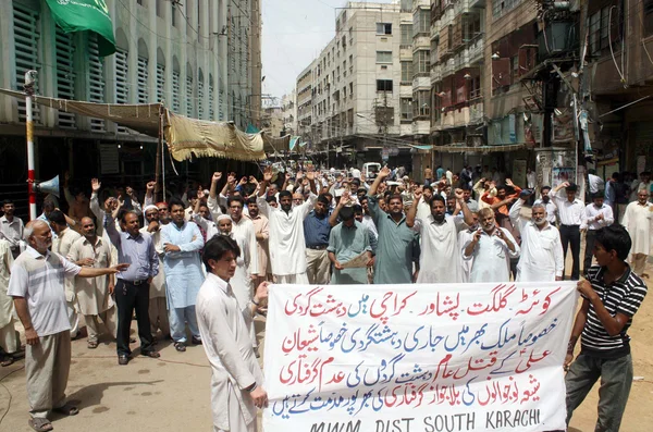 Activists of Majlis-e-Wahadat-ul-Muslimeen are protesting against suicidal bomb blast at Madrassa Arif Hussaini and demanding to arrest alleged personnel in bomb blast — Stock Photo, Image