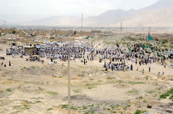 Shiite mourners Bury dead bodies of suicide bomb blast victims of Aliabad area of Hazara town after their funeral prayer at graveyard in Quetta — Stock Photo, Image