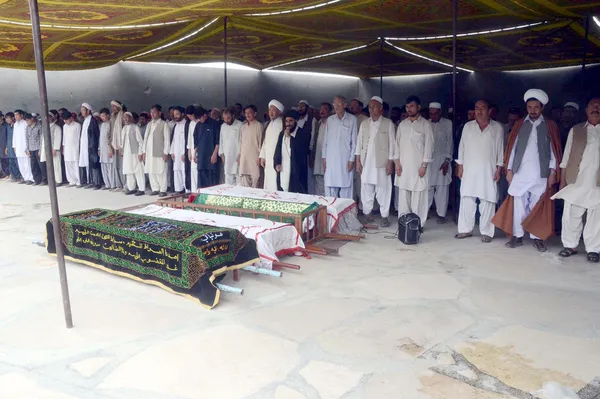 Aliabad alan hazara Town imambargah imam khoei, cenaze namazı sırasında intihar bombası patlama mağdurları için Şii Müslümanlar teklif dualar — Stok fotoğraf