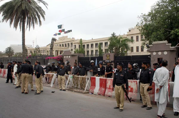 Funcionarios de seguridad se mantienen alerta para evitar incidentes desagradables durante la manifestación de protesta de los residentes de Lyari contra las operaciones llevadas a cabo por guardaparques y personal de seguridad en su área —  Fotos de Stock