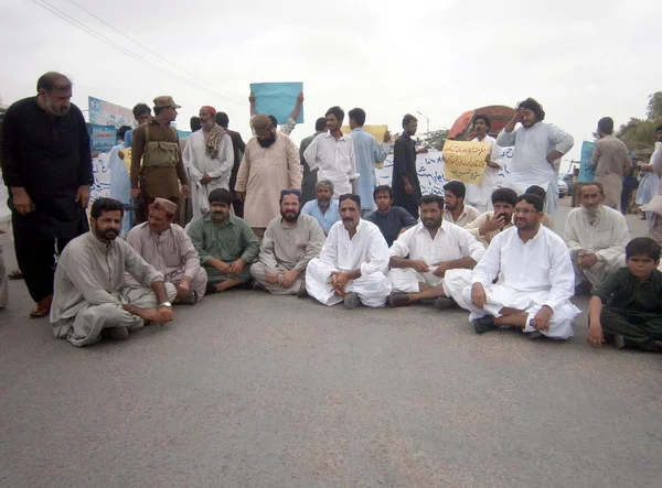 Medlemmar i navet staden alliance protesterar mot målet döda och kidnappningen av baloch, under en demonstration på rcd motorväg mellan karachi och nav — Stockfoto