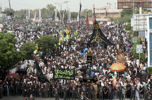 Shiite mourners pass through M.A Jinnah road during mourning procession in connection of Youm-e-Ali (A.S), the martyrdom day of Hazrat Ali (A.S) — Stock Photo, Image