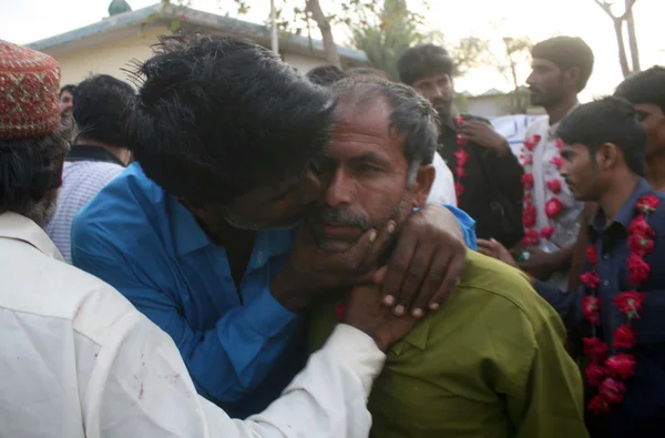 Pakistán pescadores que liberados de la India Karachi y abrazar a su amada, en Fish Harbour en Karachi —  Fotos de Stock
