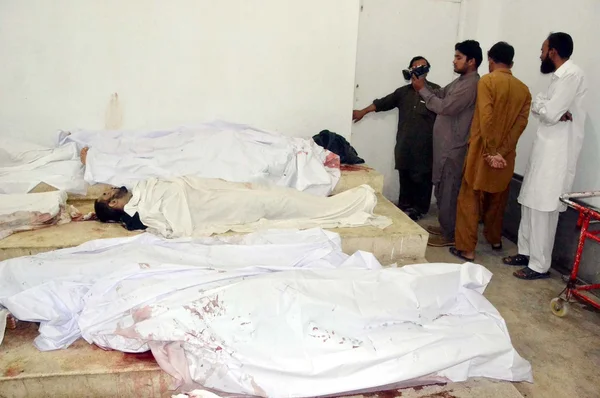 People gather near dead bodies of victims, who were killed in an exchange of fire with security forces during operation — Stock Photo, Image