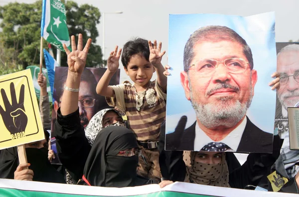Activists of Jamat-e-Islami are demonstrating to express their solidarity with the people of Egypt and supporters of Morsi — Stock Photo, Image