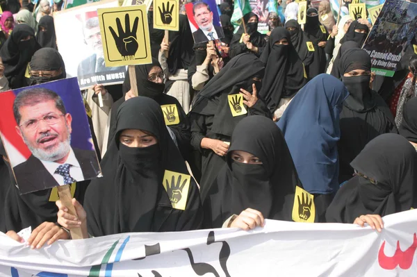 Aktivisten der jamat-e-islami demonstrieren, um ihre Solidarität mit dem ägyptischen Volk und den Anhängern Mursis auszudrücken — Stockfoto