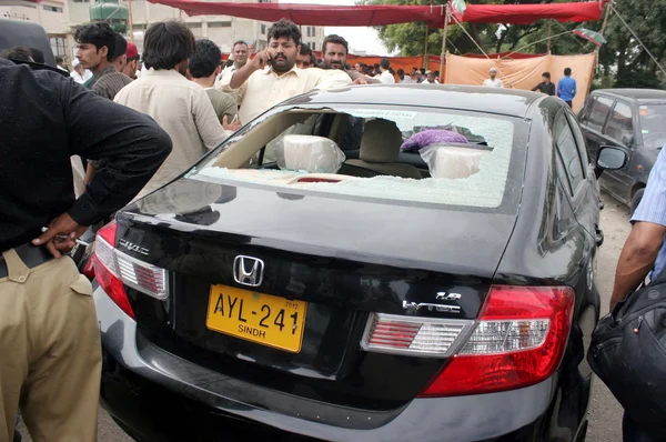 Confronto entre dois grupos políticos fora de uma estação de votação no campo de grupos políticos durante a eleição para a NA-254 na área de Korangi em Karachi — Fotografia de Stock