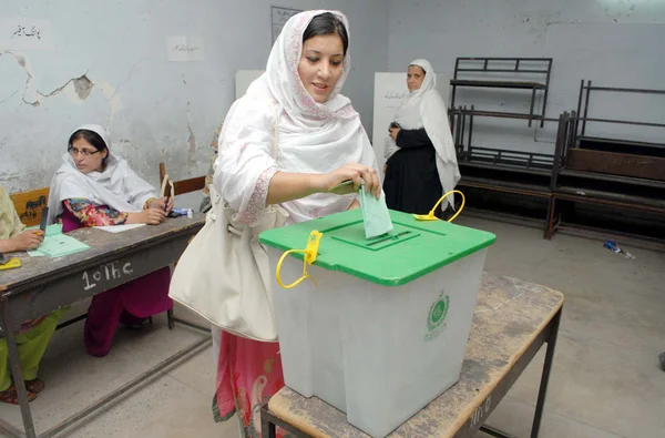 Wyborcy oddać swoje głosy w lokalu wyborczym w okręgu dla na-01 w Peszawarze Obraz Stockowy