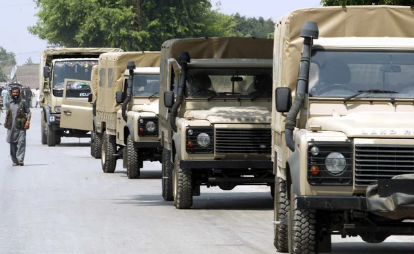 Security officials stand alert at the site after a remote controlled blast at Kohat Road when the convoy of security forces was passing through the Bazid Khel area — Stock Photo, Image