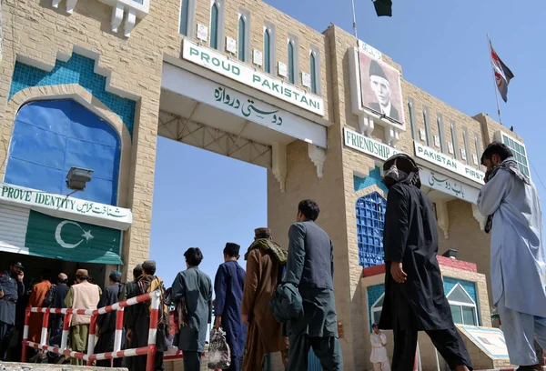 Des ressortissants afghans font la queue pour prouver leur identité alors que les forces de sécurité pakistanaises ont libéré 112 ressortissants afghans qui vivaient illégalement au Pakistan et ont été arrêtés par les forces de sécurité — Photo