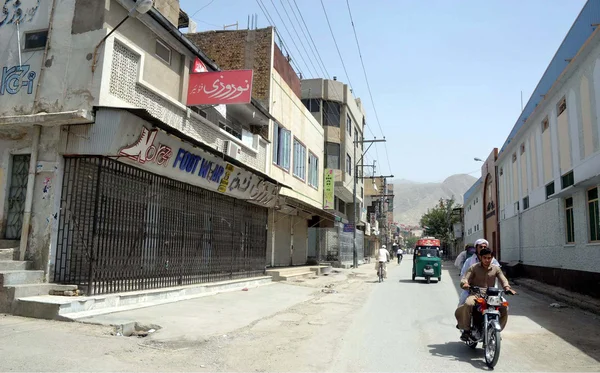 Winkels zijn gezien gesloten tijdens sluitertijd naar beneden staking door jamhoori watan partij ter gelegenheid van de zevende verjaardag van de dood van de leider van de stam van de bugti, genaamd nawab akbar bugti — Stockfoto