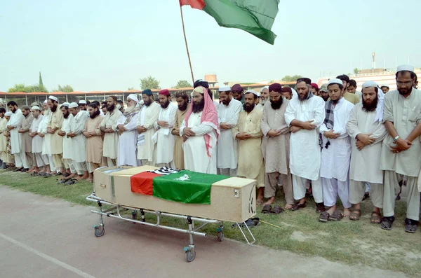 Activists of Ahle Sunnat Wal Jamat offering funeral prayer of their leader and spokesman, Akbar Saeed Farooqi who gunned down by unidentified gunmen in Gulshan-e-Iqbal — Stock Photo, Image