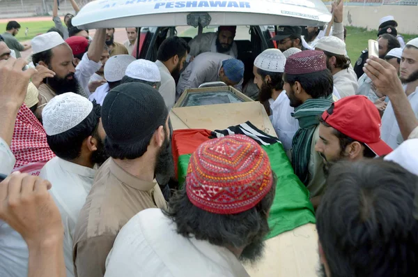 Gli attivisti di Ahle Sunnat Wal Jamat portano il funerale del loro leader e portavoce, Akbar Saeed Farooqi che ha sparato da uomini armati non identificati a Gulshan-e-Iqbal — Foto Stock