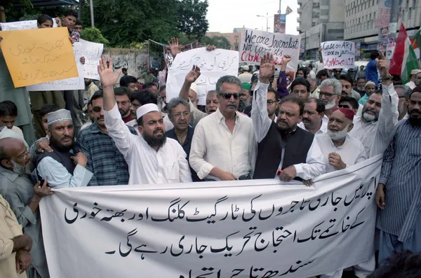 Gewerkschaftsmitglieder protestieren gegen die gezielte Tötung von Händlern durch die Erpressungsmafia und skandieren Parolen zugunsten der muttahida qaumi Bewegung (mqm).) — Stockfoto