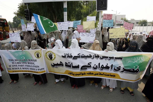 Vrouwen aanhangers van Ji-e-Islami (Ji) zijn demonstreren ten gunste van broederschap en chanting slogans tegen het Egyptische leger hardhandig optreden tegen burgers — Stockfoto