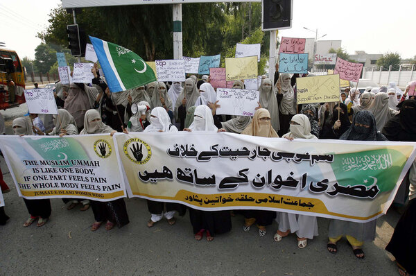 Women supporters of Jamat-e-Islami (JI) are demonstrating in favor of Brotherhood and chanting slogans against Egyptian Army Crackdown over public