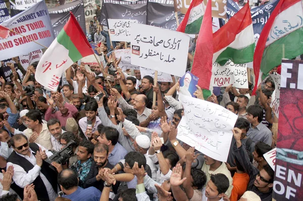 Membros da União de Jornalistas de Karachi estão protestando contra o aviso judicial emitido para um canal de televisão privado do Paquistão — Fotografia de Stock