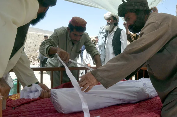 Menschen tragen Sarg für ein Kind, das bei einem Handgranatenangriff von Unbekannten in der Gegend von Quetta starb — Stockfoto