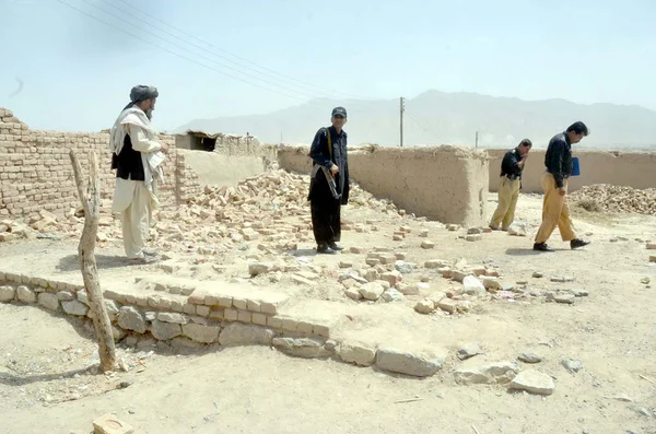 Säkerhet tjänstemän inspektera platsen efter handgranat attack som orsakade ett barn dött i akhtarabad område i quetta — Stockfoto