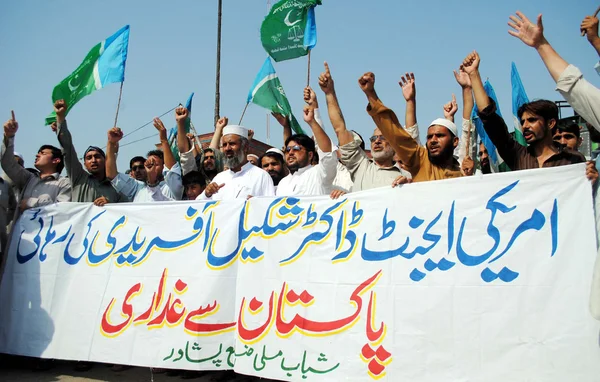 Apoiantes do Jamat-e-Islami (JI) cantam slogans contra o Dr. Shakeel Afridi, o homem que ajudou a CIA a localizar Osama Bin Laden — Fotografia de Stock