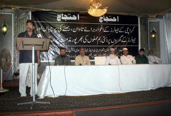 All Pakistan Gems Merchant and Jewelers Association chairman, Syed Mazhar addresses to media persons against extortion mafia — Stock Photo, Image