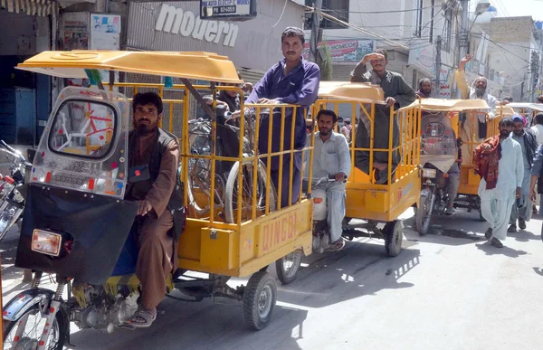 Chin-Chi Rickshaw 'n omistajaliiton jäsenet julistavat iskulauseita liikennepoliisilaitoksen suurkätisyyttä vastaan mielenosoituksen aikana — kuvapankkivalokuva