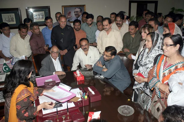 Miembros del Movimiento Muttahida Qaumi de la Asamblea de Sindh están volviendo a presentar sobre la violencia de Karachi a la Vicepresidenta de la Asamblea de Sindh, Shehla Raza —  Fotos de Stock