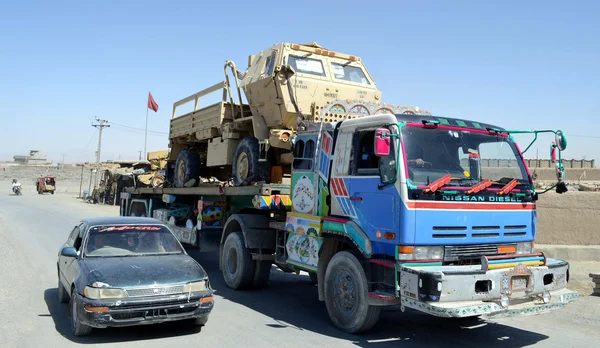 I funzionari delle forze levitiche stanno in allerta sui camion della squadra che trasportavano attrezzature militari statunitensi provenienti da Kandahar che attraversavano il confine pakistano-afgano verso il porto di Karachi — Foto Stock