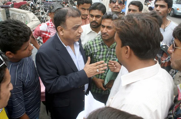 Лидер движения Муттахида Кауми, Бабар Гаури, беседует с протестующими, которые протестовали против незаслуженной вербовки в департамент полиции в ранге констебля — стоковое фото