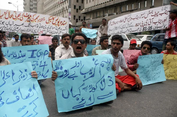 Kandidáti, kteří kvalifikovaní pro strážníka hodnost v Sindhu policie na zásluhy protestují proti náboru bez zásluh v policejní oddělení na hodnosti strážníka — Stock fotografie