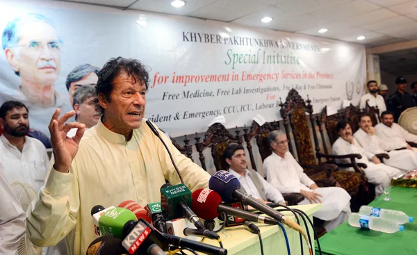 Il Presidente di Tehreek-e-Insaf (PTI), Imran Khan, si rivolge al seminario sul tema Iniziativa speciale per il miglioramento dei servizi di emergenza — Foto Stock