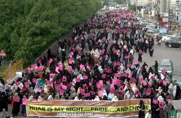 Vrouwen supporters en activisten van Ji e islami (ji) demonstreren ten gunste van hijab, de Moslimvrouwen sluier zoals ze zijn markering hijab dag — Stockfoto