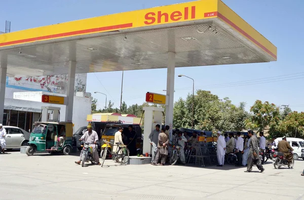 A large number of motorists gather at fuel station to fill petrol as residents of city are facing shortage of petrol after increasing prices of petroleum products — Stock Photo, Image