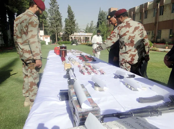 Генеральный инспектор Белуджистанского пограничного корпуса генерал-майор Мухаммад Эджаз Шахид инспекции изъяли взрывчатые вещества и оружие, которые были изъяты чиновниками ФК — стоковое фото