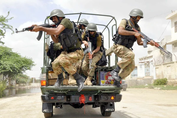 Como continuación de los ejercicios conjuntos de lucha contra el terrorismo, se llevó a cabo otro simulacro de ejercicio antiterrorista en la Base Masroor de la PAF, en Karachi. Fotos de stock libres de derechos